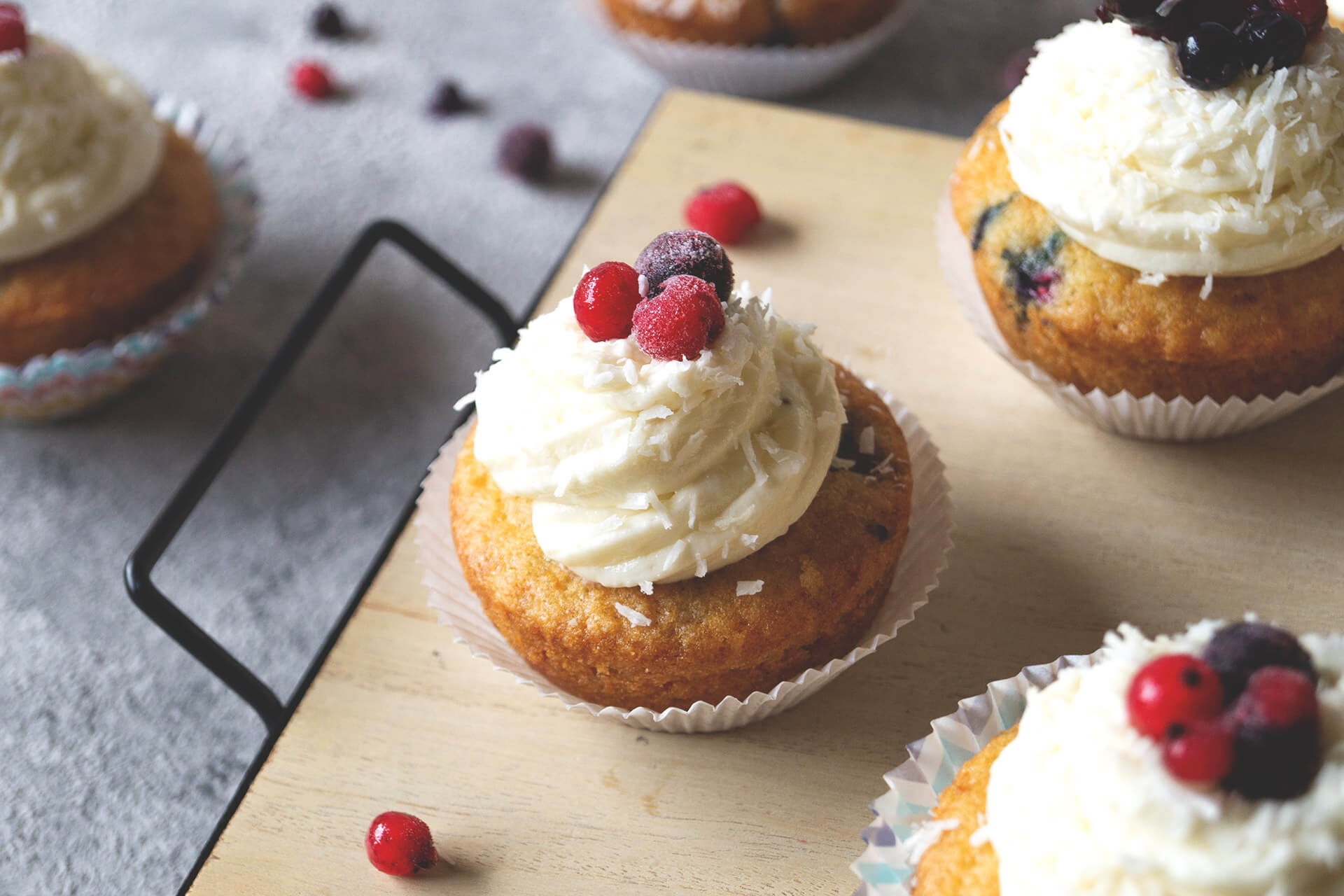 Kokos-Cupcakes mit weißer Schokolade und Beeren - Genusskind