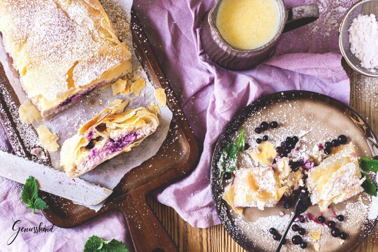 Topfen-Heidelbeer-Strudel mit Vanillesauce - Genusskind