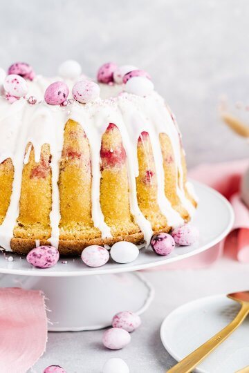 Eierlikör Gugelhupf mit Himbeeren