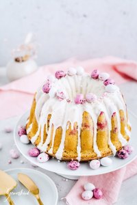 Eierlikör Gugelhupf mit Himbeeren