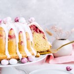 Eierlikör Gugelhupf mit Himbeeren