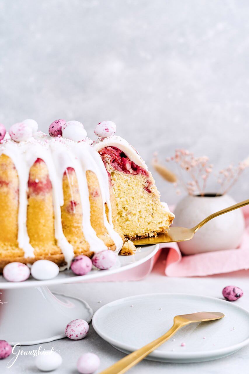 Eierlikör Gugelhupf mit Himbeeren