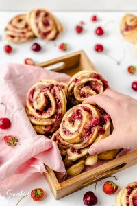 Kirsch-Erdbeer Schnecken