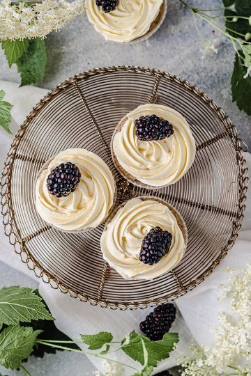 Mohn-Holunder Cupakes mit Brombeeren