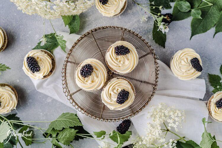 Mohn-Holunder Cupakes mit Brombeeren