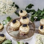 Mohn-Holunder Cupakes mit Brombeeren