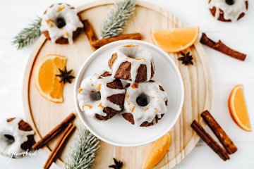 Mini-Gewürzgugelhupfe mit Orangenglasur