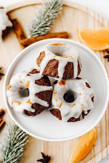 Mini-Gewürzgugelhupfe mit Orangenglasur