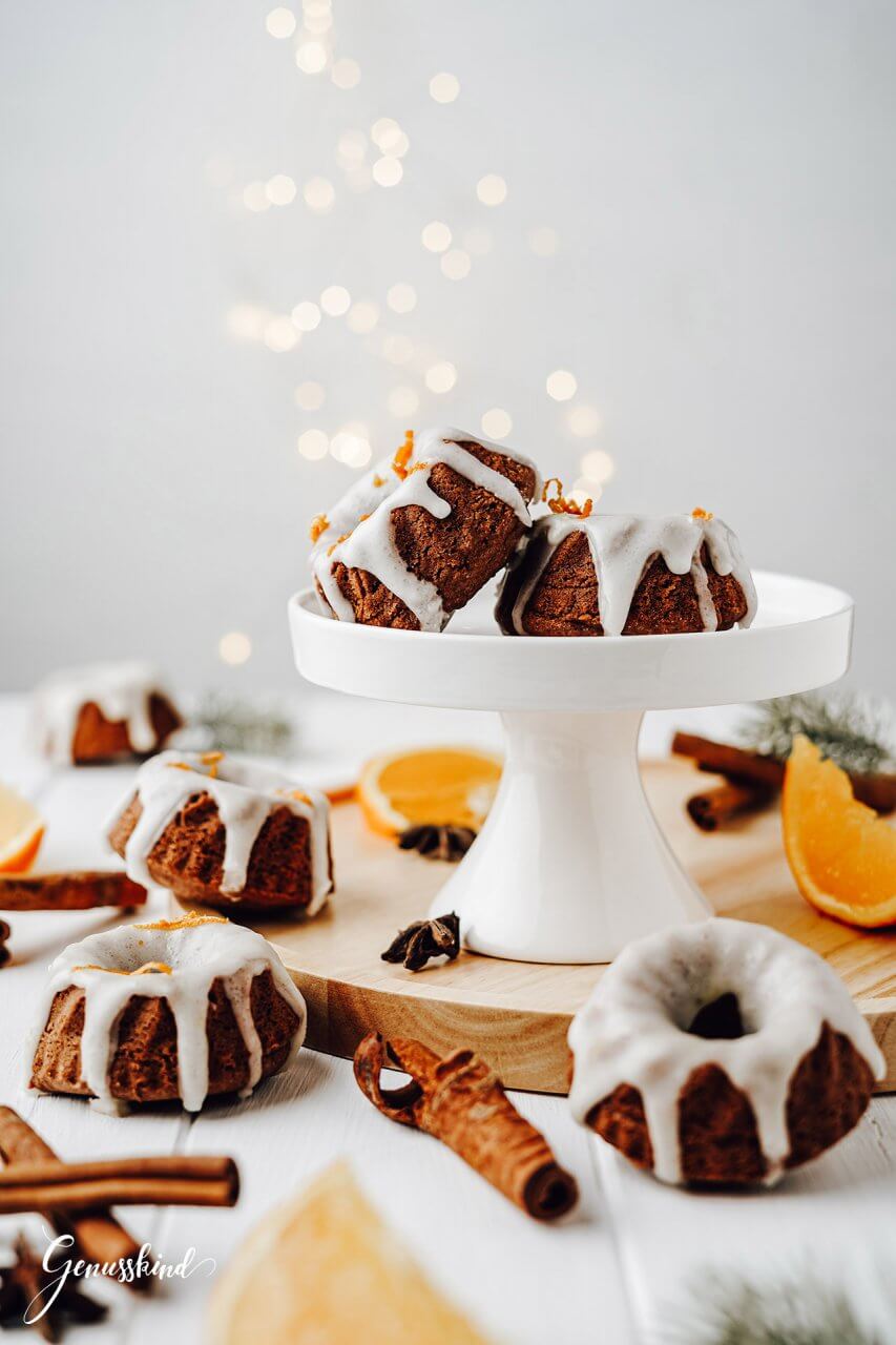 Mini-Gewürzgugelhupfe mit Orangenglasur