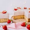 Weiße Schokoladen-Erdbeermousse-Torte mit Pistazien