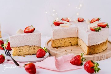 Weiße Schokoladen-Erdbeermousse-Torte mit Pistazien