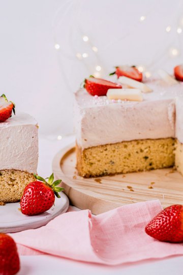 Weiße Schokoladen-Erdbeermousse-Torte mit Pistazien