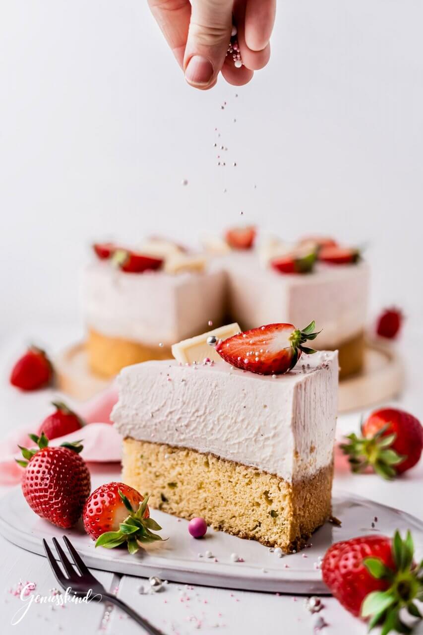 Weiße Schokoladen-Erdbeermousse-Torte mit Pistazien