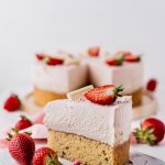 Weiße Schokoladen-Erdbeermousse-Torte mit Pistazien