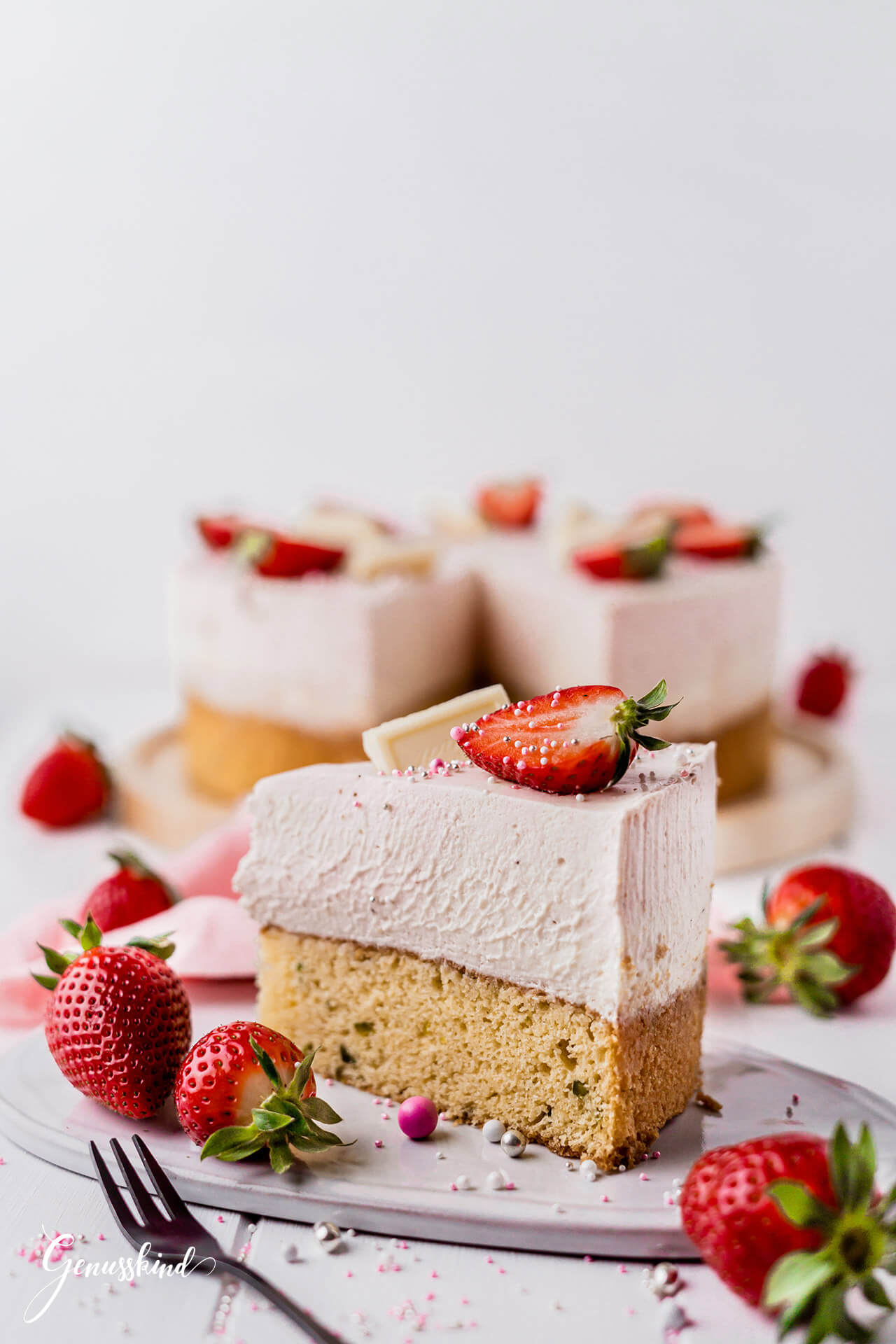 Weiße Schokoladen-Erdbeermousse-Torte mit Pistazien - Genusskind