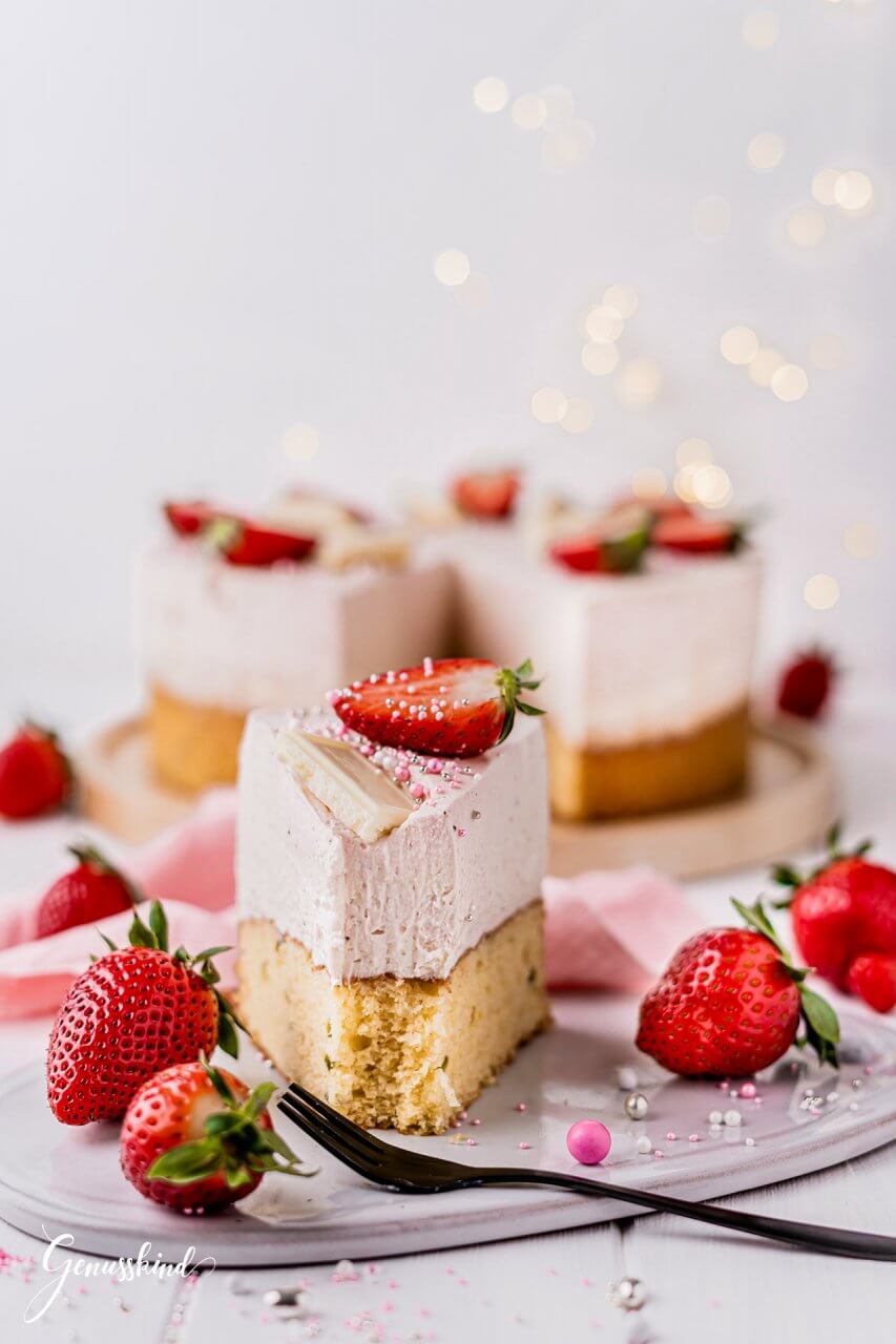 Weiße Schokoladen-Erdbeermousse-Torte mit Pistazien