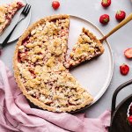 Erdbeer-Rhabarber Tarte mit Streusel