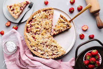 Erdbeer-Rhabarber Tarte mit Streusel