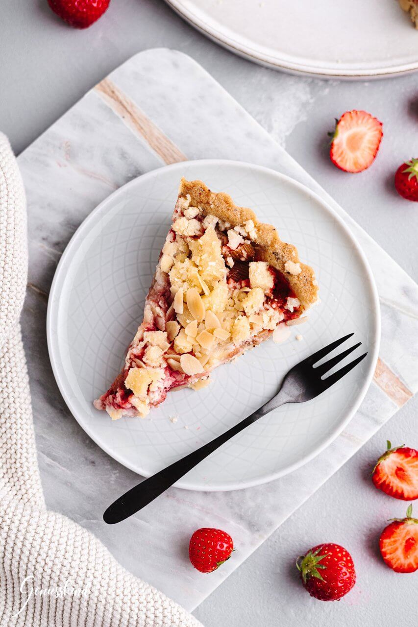 Erdbeer-Rhabarber Tarte mit Streusel