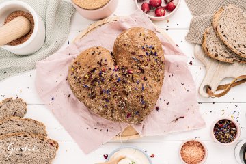 Herzbrot mit Blüten