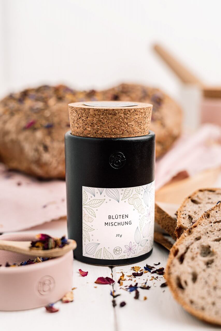 Herzbrot mit Blüten