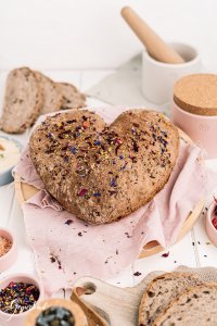 Herzbrot mit Blüten