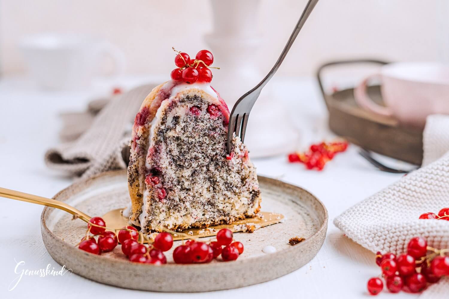 Ribisel-Mohn Gugelhupf mit Sauerrahm - Genusskind