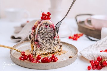 Ribisel-Mohn Gugelhupf mit Sauerrahm