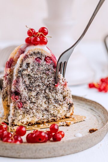 Ribisel-Mohn Gugelhupf mit Sauerrahm