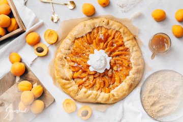 Marillenknödel Galette mit Topfeneis