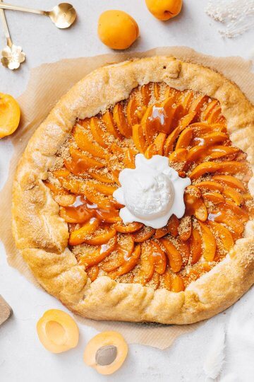 Marillenknödel Galette mit Topfeneis