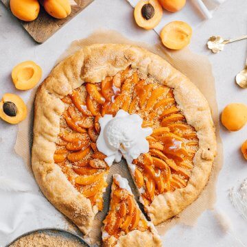 Marillenknödel Galette mit Topfeneis