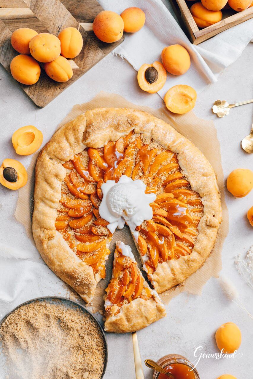 Marillenknödel Galette mit Topfeneis