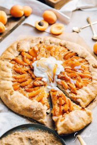 Marillenknödel Galette mit Topfeneis