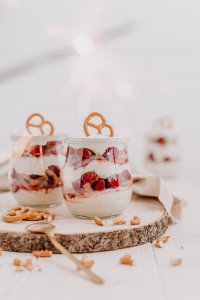 Silvester Trifle mit Sauerkirschen und Salzbrezeln