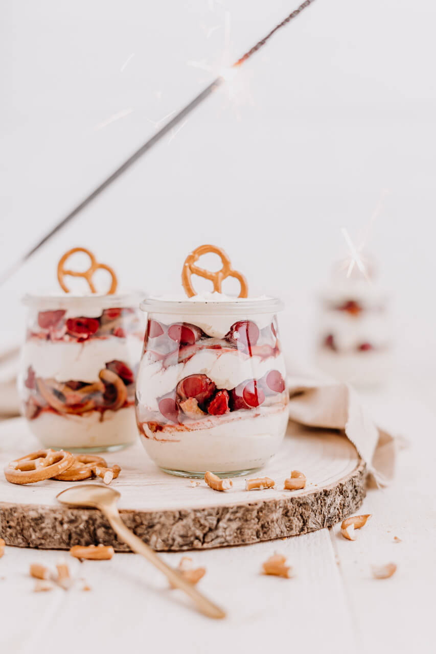 Silvester Trifle mit Sauerkirschen und Salzbrezeln