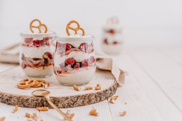 Silvester Trifle mit Sauerkirschen und Salzbrezeln