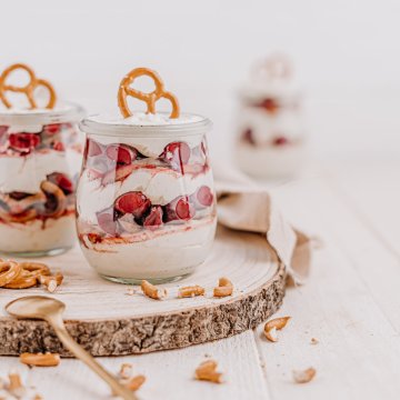 Silvester Trifle mit Sauerkirschen und Salzbrezeln