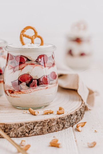 Silvester Trifle mit Sauerkirschen und Salzbrezeln