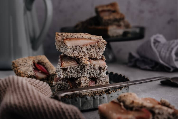 Mohnkuchen mit Rotwein-Birnen