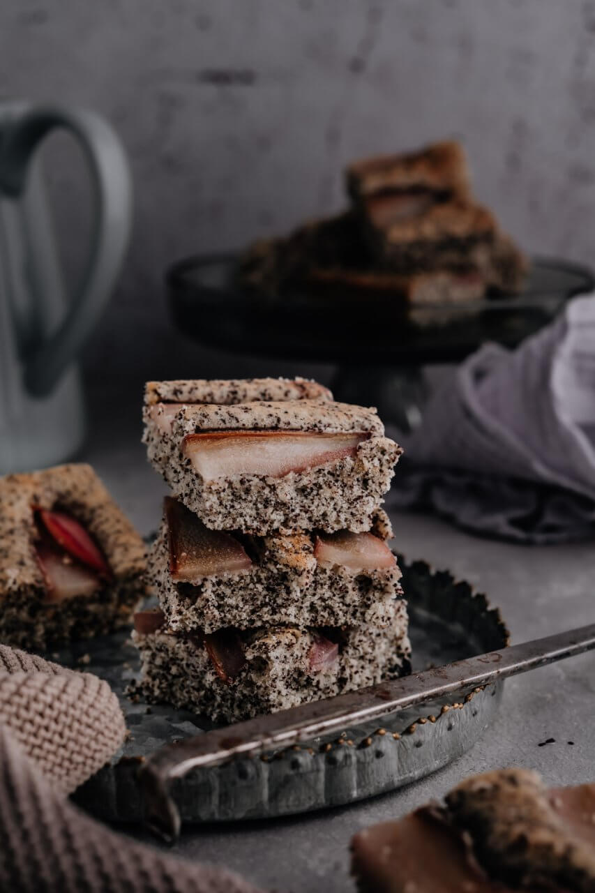 Mohnkuchen mit Rotwein-Birnen