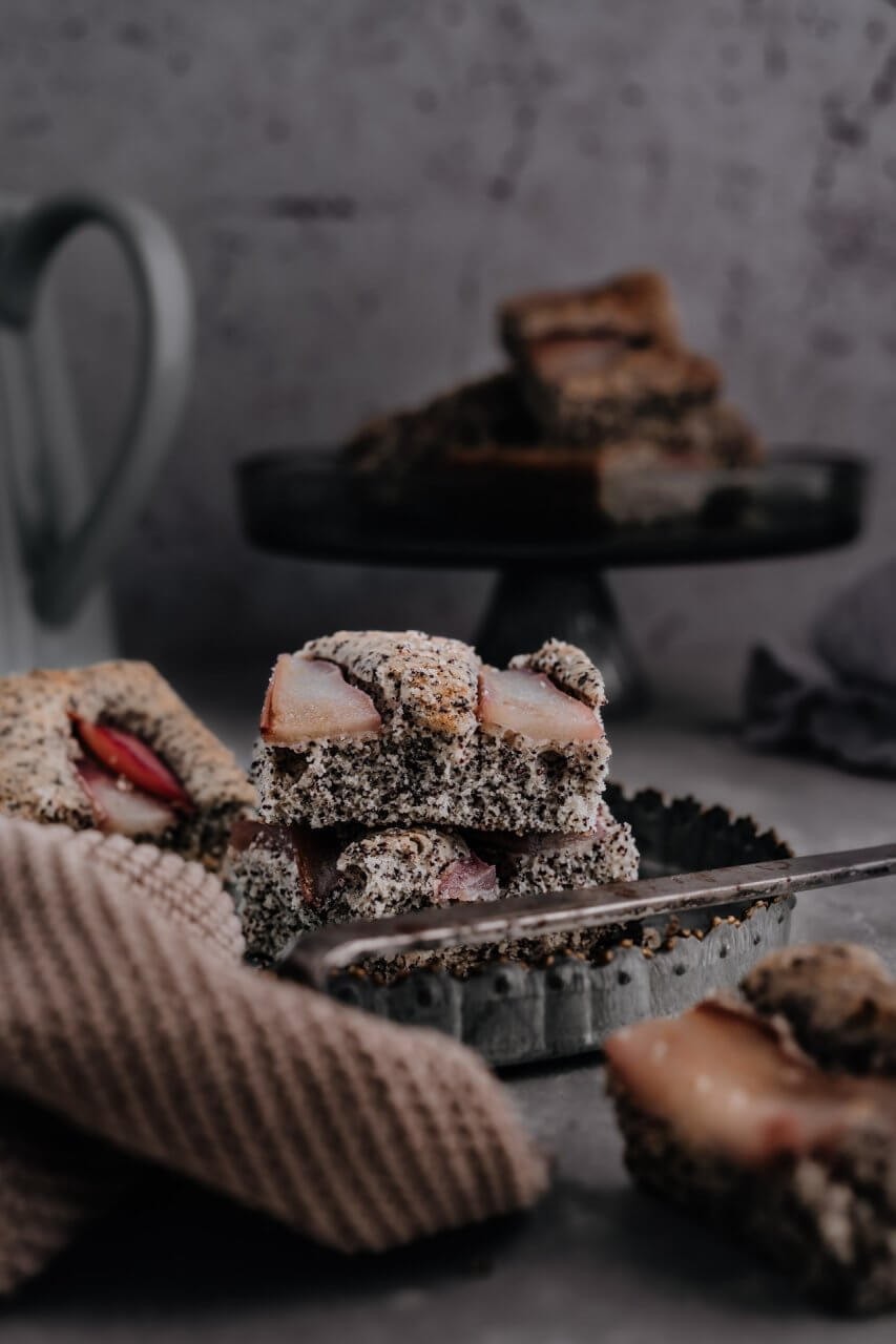 Mohnkuchen mit Rotwein-Birnen