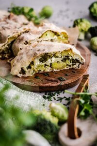 Power-Strudel mit Kohlsprossen, Brokkoli und Sauerrahm Dip