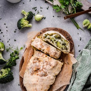 Power-Strudel mit Kohlsprossen, Brokkoli und Sauerrahm Dip