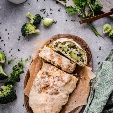 Power-Strudel mit Kohlsprossen, Brokkoli und Sauerrahm Dip