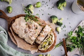 Power-Strudel mit Kohlsprossen, Brokkoli und Sauerrahm Dip