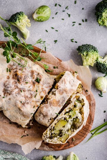 Power-Strudel mit Kohlsprossen, Brokkoli und Sauerrahm Dip