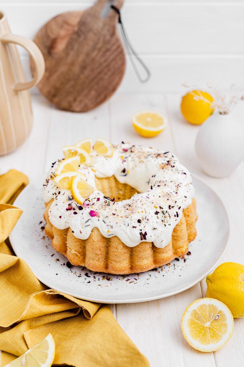 Frühlingshafter Zitronengugelhupf mit Sauerrahm Wölkchen