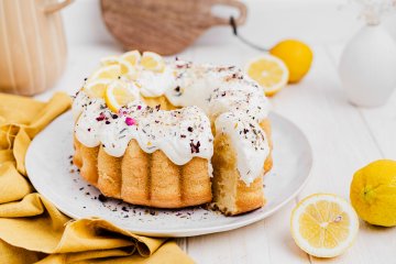 Frühlingshafter Zitronengugelhupf mit Sauerrahm Wölkchen