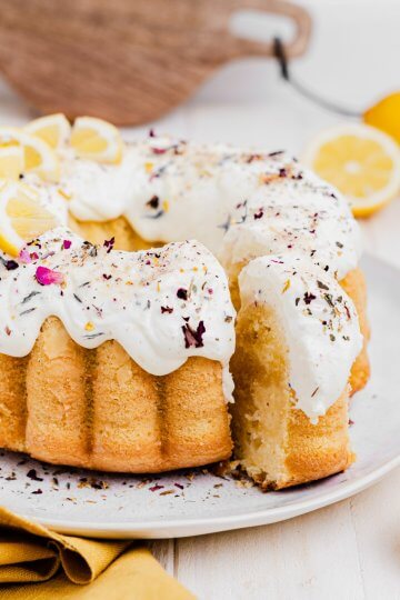 Frühlingshafter Zitronengugelhupf mit Sauerrahm Wölkchen